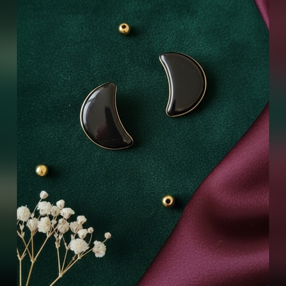 Jewelry - Elegant Vintage Black Crescent Clip on Earrings